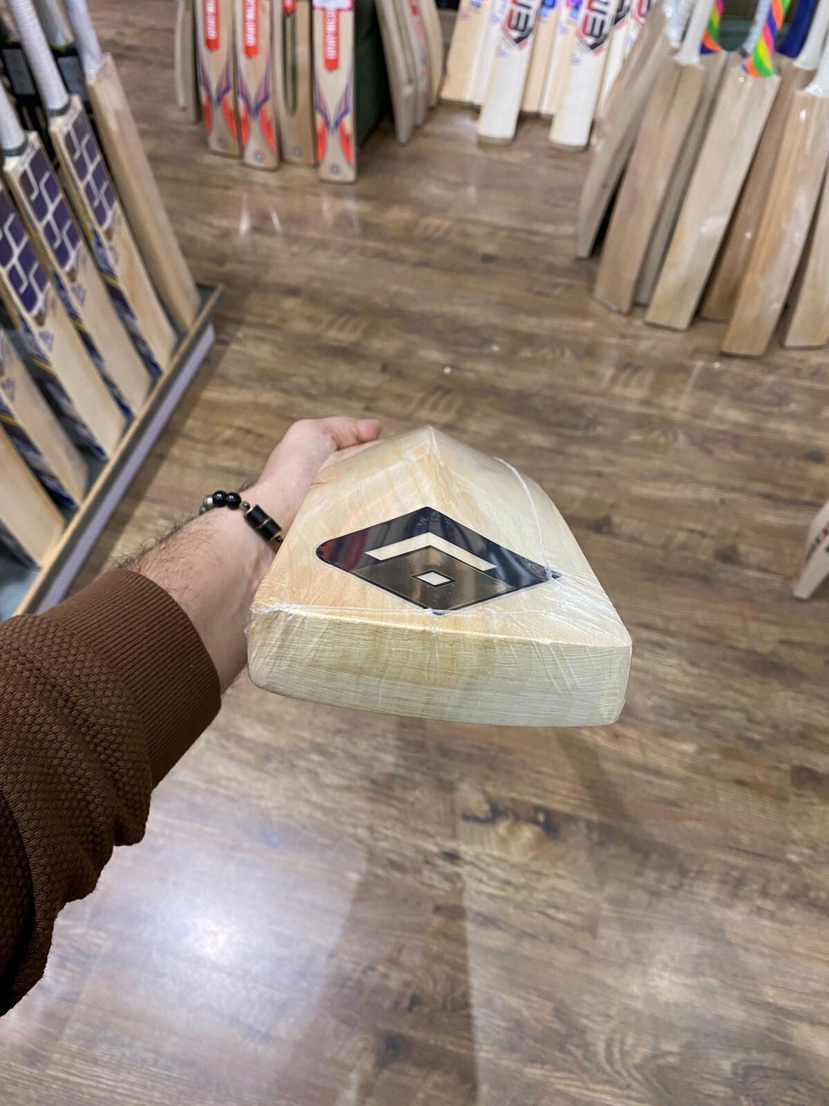 EW GT XR 10000 EM CRICKET BAT SNR